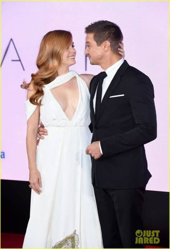 Amy Adams and Jeremy Renner in Arrival