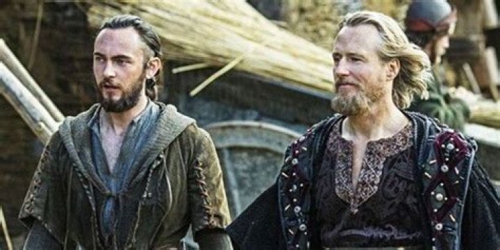 Athelstan discuses the Vikings with King Ecbert in Vikings s02