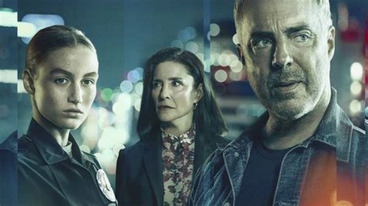 Characters from Bosch Legacy standing next to each other on the poster of Bosch Legacy 
