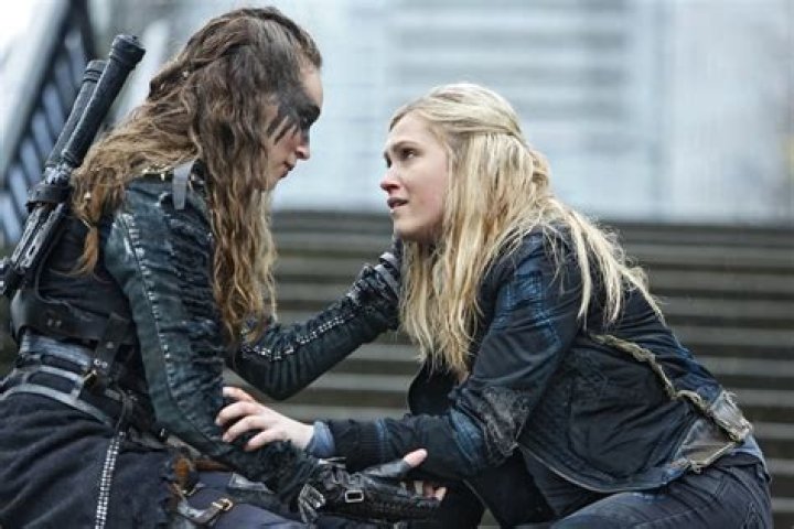 Clarke And Lexa In The 100 S2E14 Bodyguard Of Lies