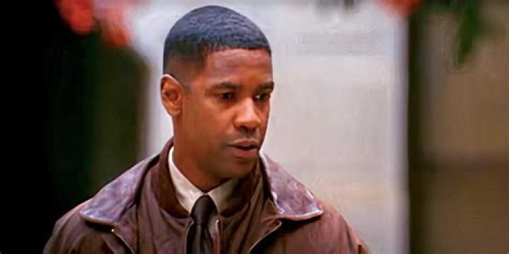 Denzel Washington looks concerned while talking to someone in The Manchurian Candidate