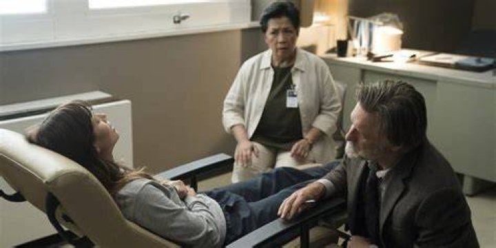 Harry joins Cora during hypnosis session