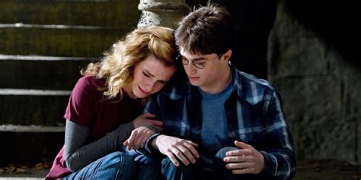 Hermione crying and Harry sitting in stairwell
