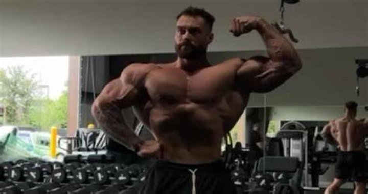 “Nobody Is Healthy At 4% Body Fat”: Despite Chris Bumstead’s Heavy Off-Season
Weight of 264 Lbs, IFBB Pro Coach Explains the Reason Behind His High Calorie
Intake 