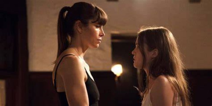 Phoebe and Cora at Beverwyk Club in The Sinner