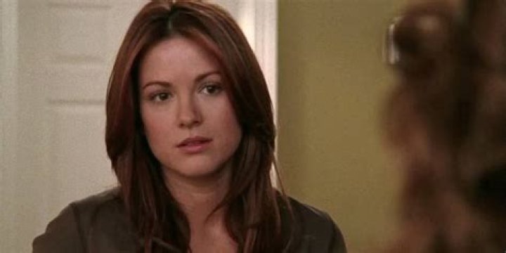 Rachel Gatina (Danneel Ackles) talking to Brooke on One Tree Hill