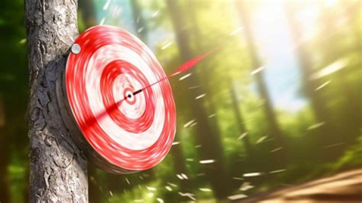 Red Arrow aiming her bow in Teen Titans.