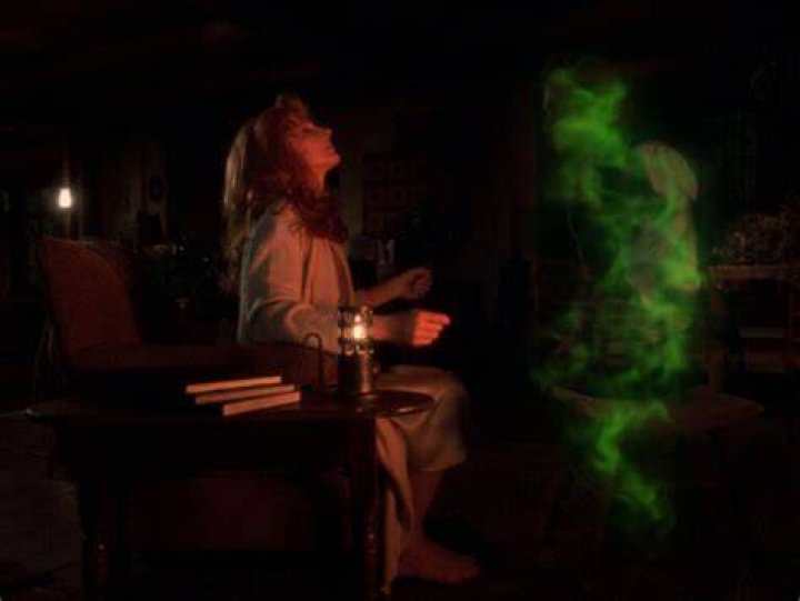 Rosa talks with a candle in her hand in Vivo