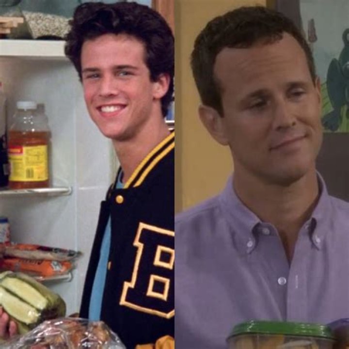 Steve Hale eating in the Tanner kitchen with DJ Tanner in Full House