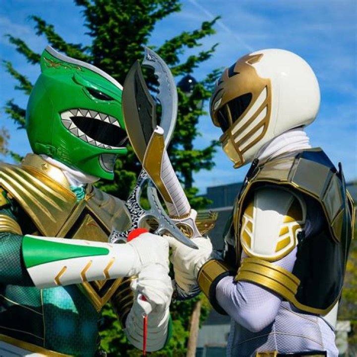White Ranger and Green Ranger fighting Puddies